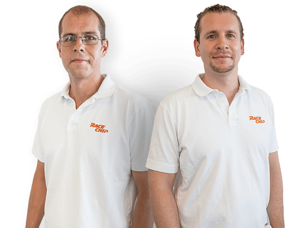 Zwei Mitglieder des RaceChip Support-Teams stehen nebeneinander und blicken freundlich in die Kamera.