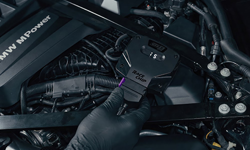 RaceChip-Modul wird im Motorraum fachgerecht installiert