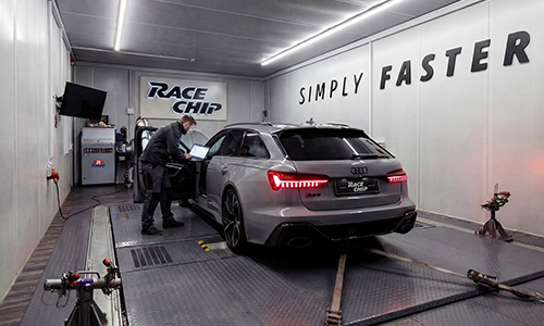 Fahrzeug auf dem Leistungsprüfstand zur Messung der Motorleistung