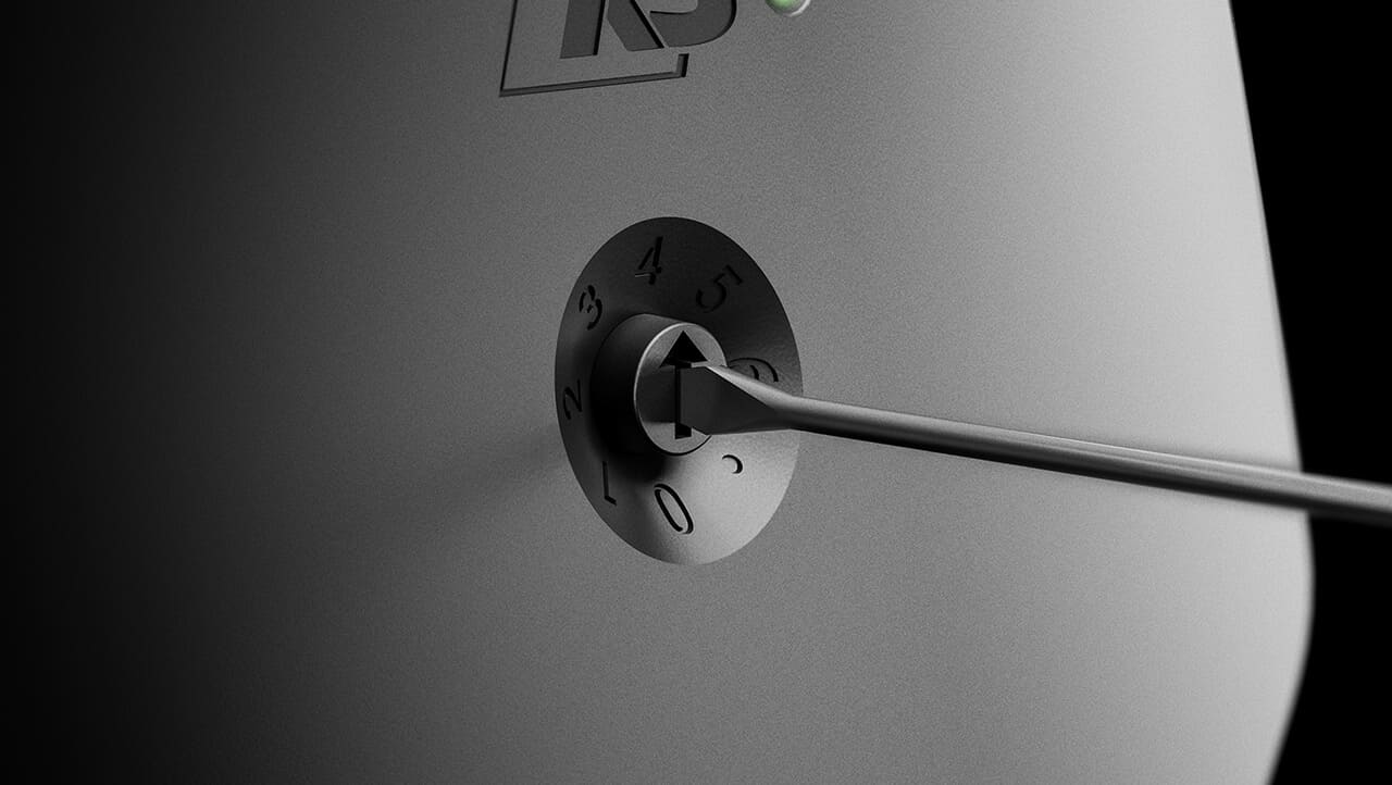 Nahaufnahme eines Schraubendrehers, der den Drehregler am RaceChip RS Steuergerät zur Feinabstimmung der Leistungsstufe einstellt.