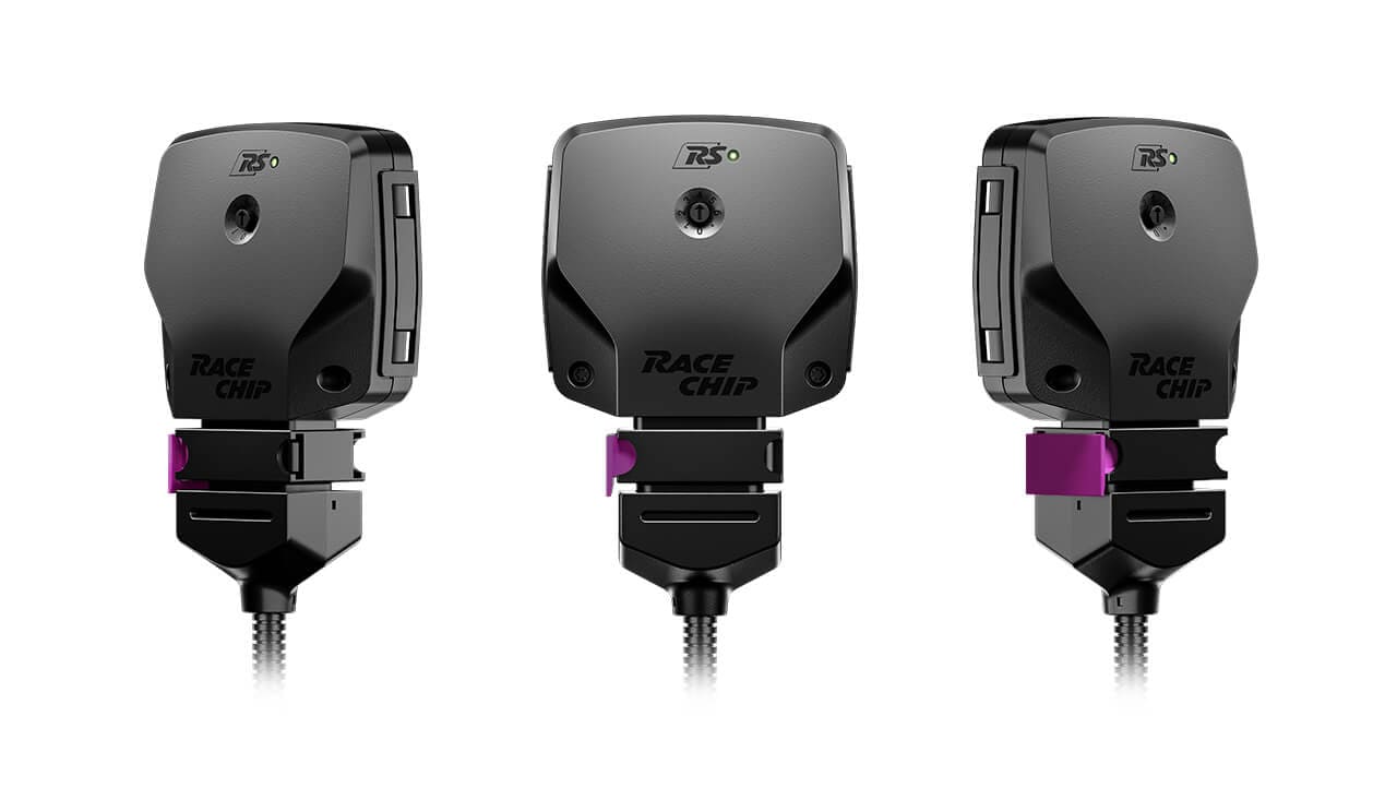 Drei RaceChip RS Steuergeräte in aufrechter Position nebeneinander, mit zentralem Drehregler zur Feinjustierung und violettem Verriegelungsclip.