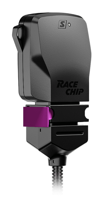RaceChip S Steuergerät in dreiviertel Perspektive mit violettem Clip, schlichtem Design und seitlichen Befestigungsschlaufen.